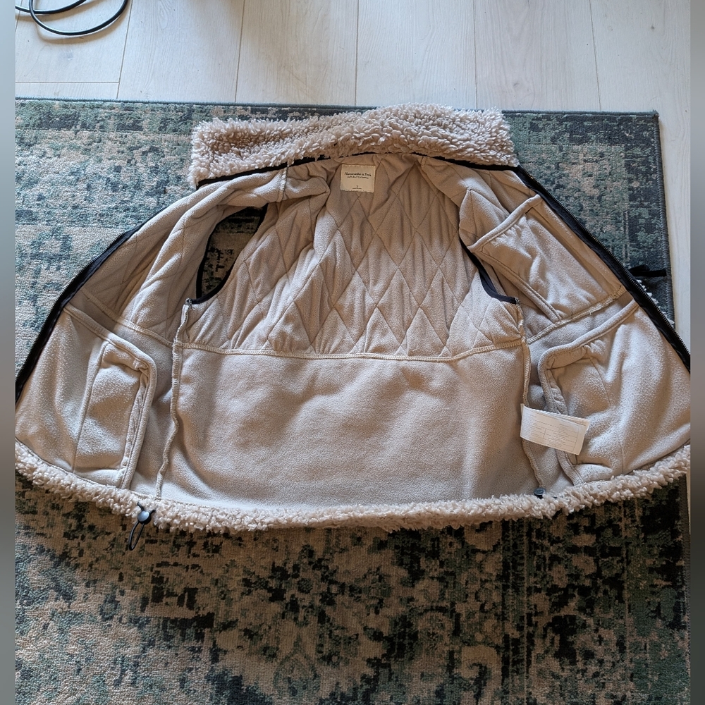 Abercrombie & Fitch Cropped Two-Tone Sherpa Vest - Picture 13 of 16